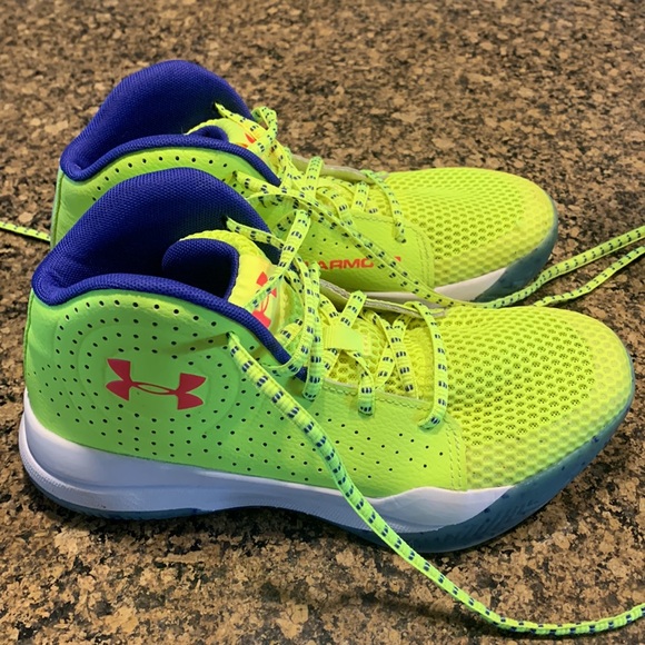 Youth Under Armour shoes, size 4 - Picture 4 of 8
